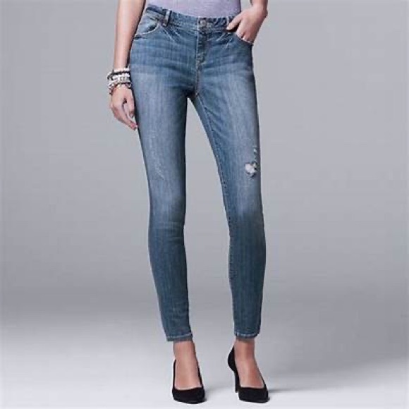 Simply Vera Vera Wang Denim - Simply Vera Light Wash Ankle Skinny Mid-rise Jean Size 6 with Tear Accents